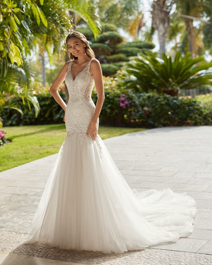 In questa immagine un abito a sirena con dettagli in 3D della collezione sposa Adriana Alier 2023.