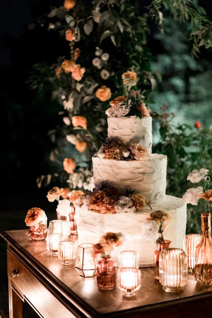 In questa foto una torta nuziale a tre piani decorata con fiori e realizzata da Da Petti