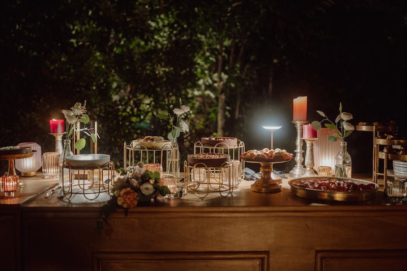In questa foto il buffet di dolci Da Petti allestito su un tavolo vintage e con alzatine su cui sono disposti vari tipi di torte