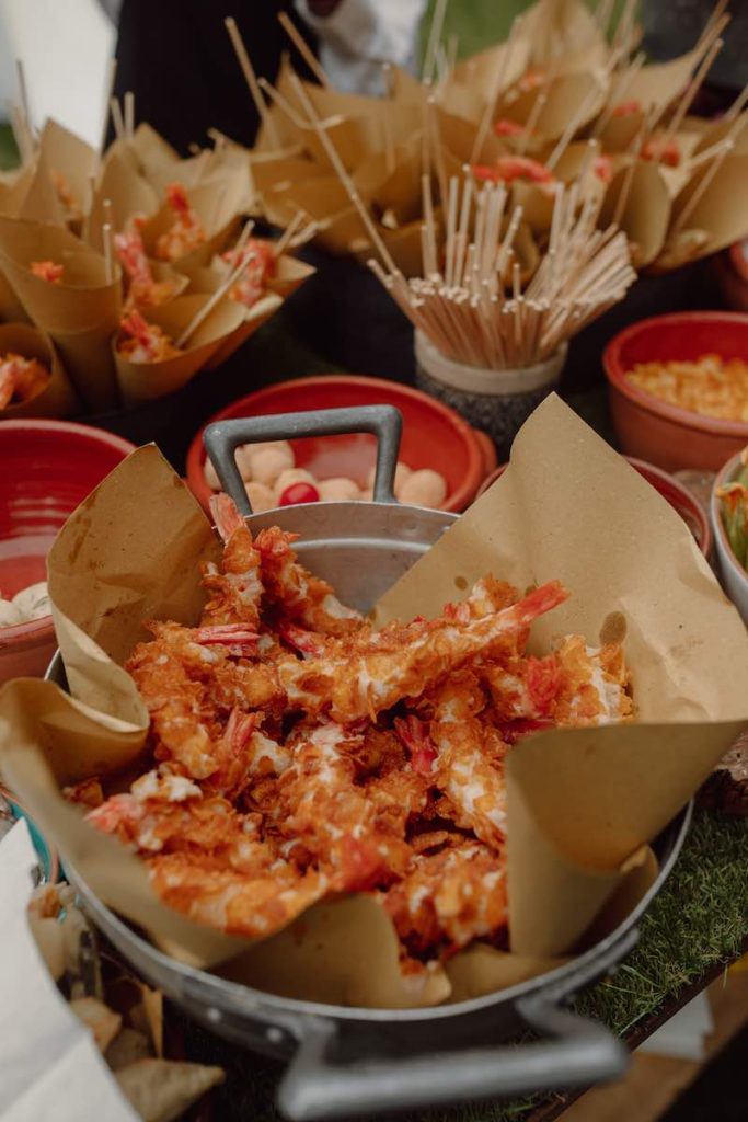 In questa foto il dettaglio dell'angolo dei fritti Da Petti con gamberi in tempura di corn flakes serviti su carta paglia
