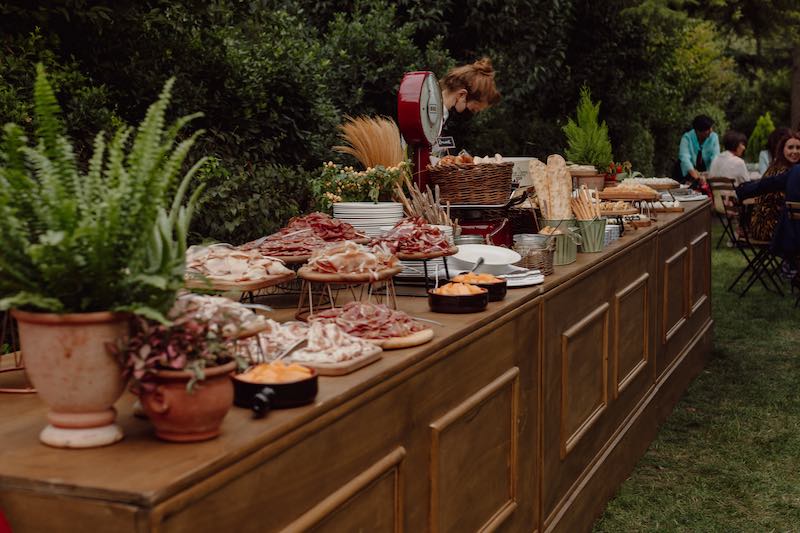 In questa foto un buffet di salumi e formaggi in un matrimonio firmato Da Petti