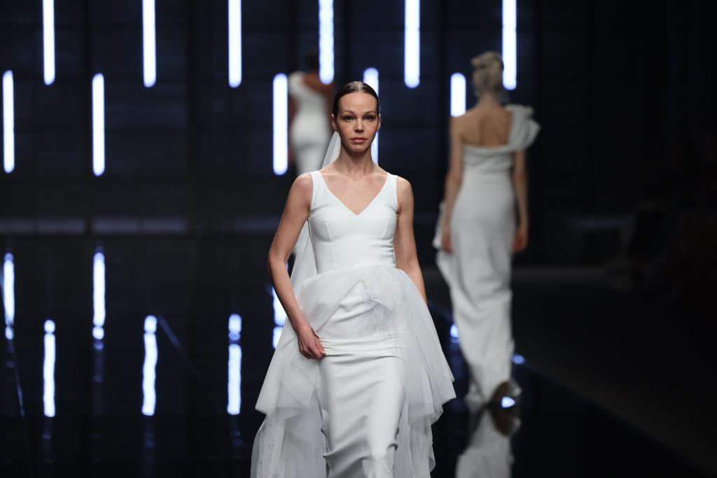 In questa immagine un abito da sposa della capsule White di Chiara Boni La Petite Robe 2024.