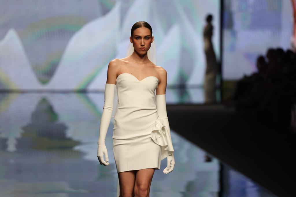 In questa immagine un abito da sposa corto della capsule White di Chiara Boni La Petite Robe 2024