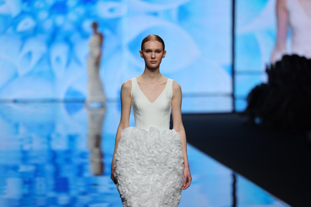 In questa immagine un abito da sposa della capsule White di Chiara Boni La Petite Robe 2024 con una gonna interamente ricoperta da fiori.