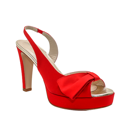 In questa foto una scarpa da cerimonia donna 2023 in raso rosso, della collezione Francesco Italy