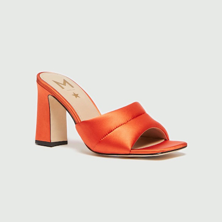 In questa foto uno dei modelli di scarpe da cerimonia donna 2023 di Marella: si tratta di una mules arancione