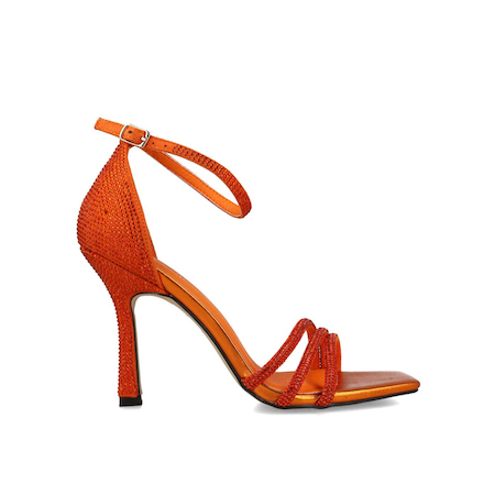 In questa foto un sandalo arancione di Menbur. E' una delle proposte per le scarpe da cerimonia donna 2023