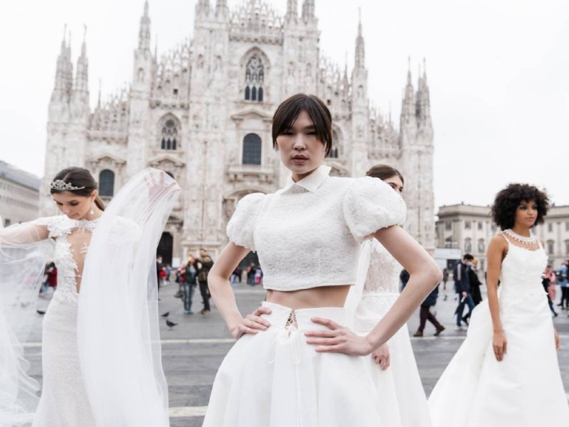 In questa foto modelle indossano abiti da sposa davanti al Duomo di Milano durante il Sì Sposaitalia collezioni