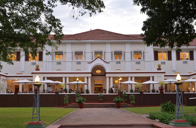 In questa foto la facciata del Vittoria Falls Hotel in Zimbabwe