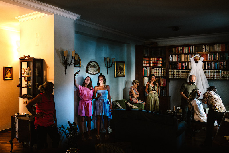 In questa foto di Matteo Lomonte la preparazione della sposa tra amiche e parenti