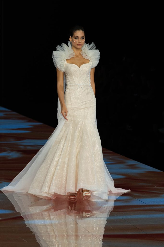 In questa immagine un vestito da sposa con maniche in tulle imponenti.