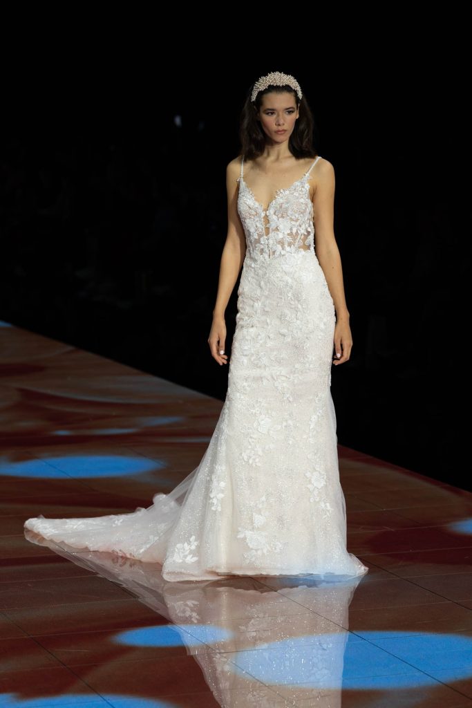 In questa immagine un abito da sposa Modeca 2024 interamente ricamato in pizzo con fiori 3D. 