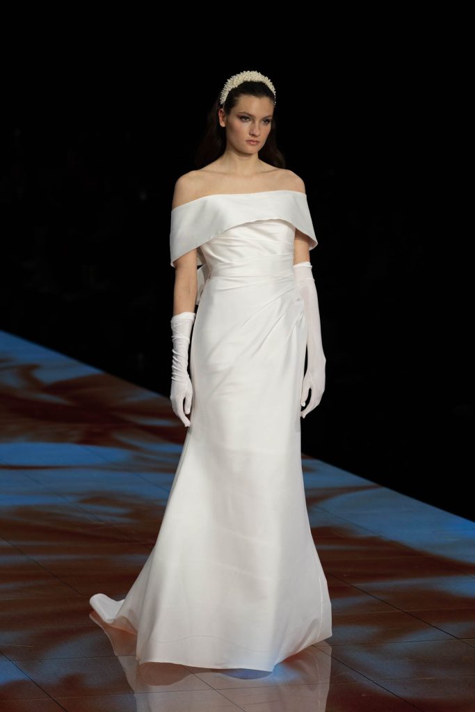 In questa immagine un bridal dress delicato con guanti. 