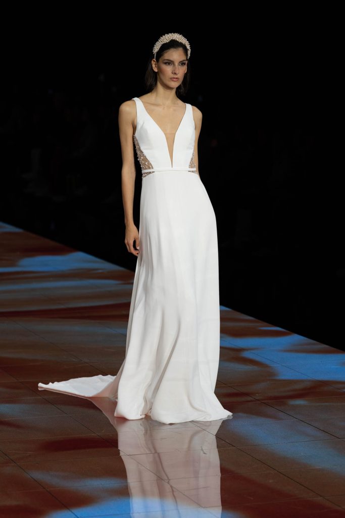 In questa immagine un abito da sposa Modeca 2024 con dettagli cut-out