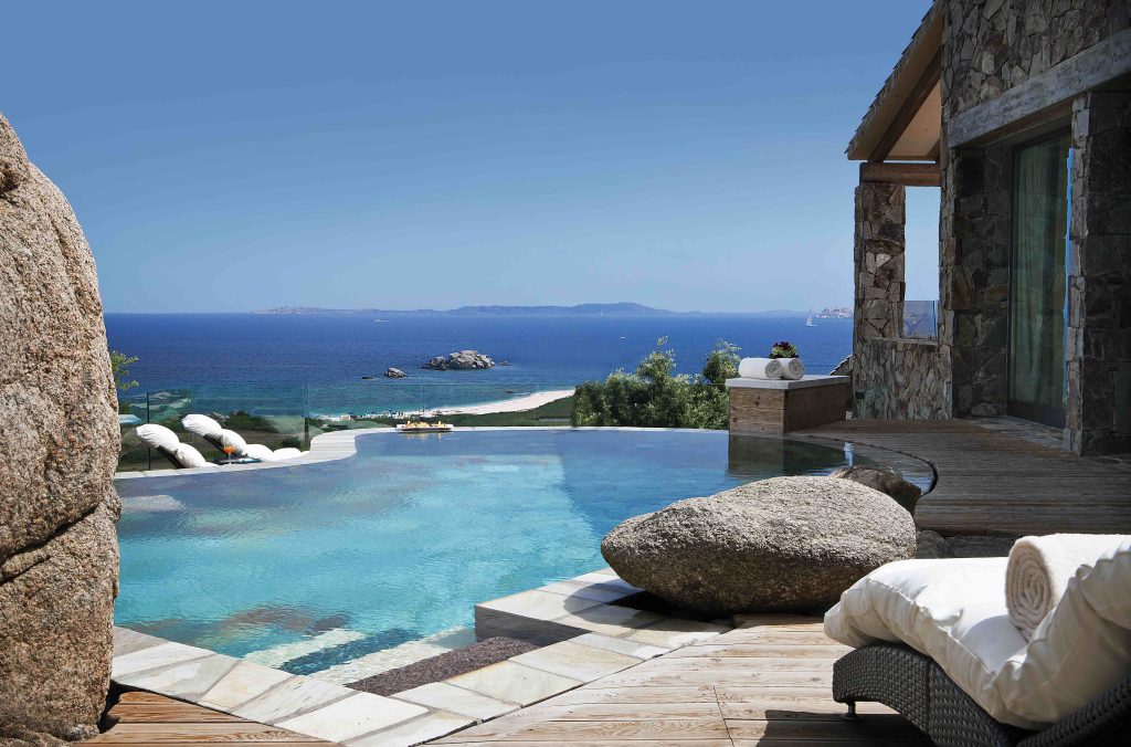In questa immagine la piscina privata di uno degli hotel Delphina, luogo perfetto in cui festeggiare il proprio amore. 