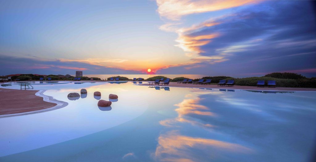 In questa immagine un bellissimo tramonto da vivere per celebrare con un viaggio per anniversario di matrimonio