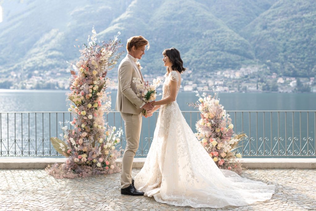 In questa immagine un allestimento da sogno con vista sul lago di Como. 