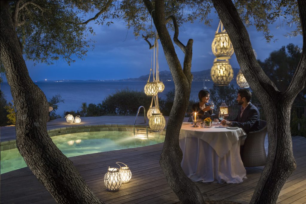 Una coppia si rilassa con una cena romantica organizzata durante il viaggio per anniversario di matrimonio