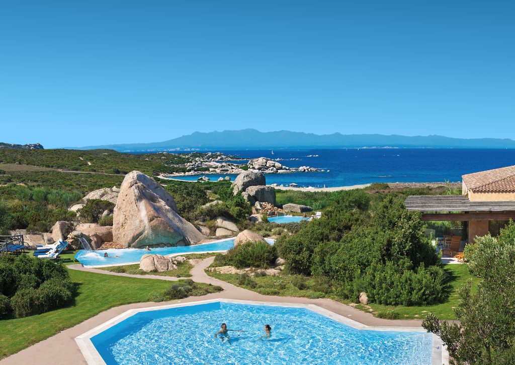 In questa immagine la piscina di un hotel Delphina, location perfetta per festeggiare con un viaggio l'anniversario di matrimonio