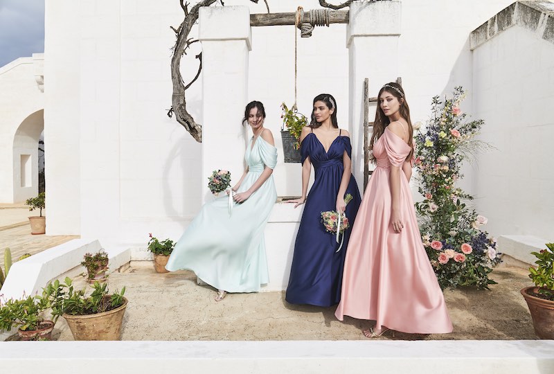 In questa foto tre modelle posano indossando gli abiti da cerimonia donna Rinascimento 2023