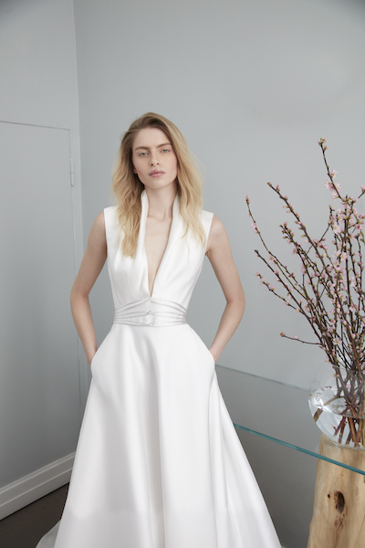 In questa foto una modella indossa un vestito da sposa in mikado di seta 2024 della collezione Peter Langner Milano