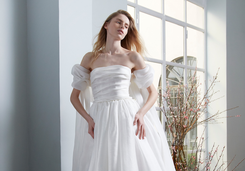 In questa foto una modella indossa uno degli abiti da sposa Peter Langner Milano 2024