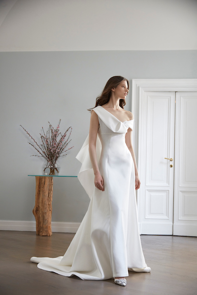 In questa foto una modella indossa un abito da sposa in mikado di seta di Peter Langner Milano