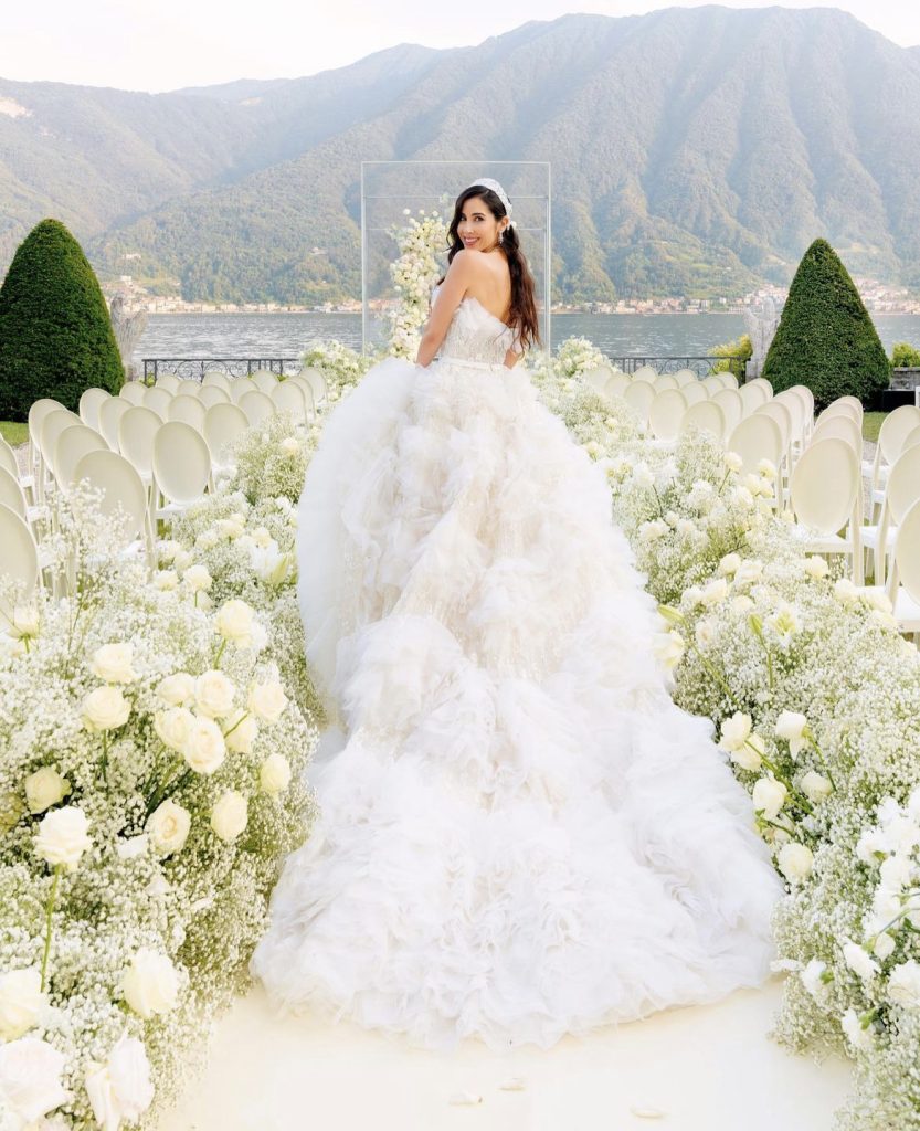 In questa immagine un allestimento da sogno realizzate con tantissime rose bianche.