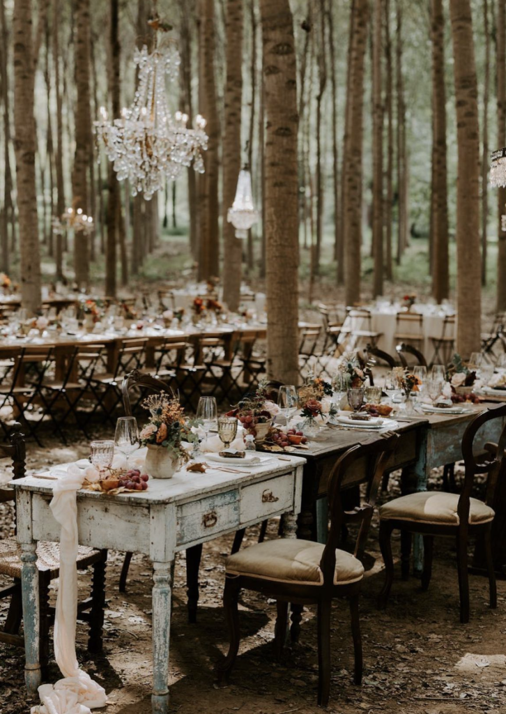 In questa immagine un allestimento per location matrimonio da sogno immerso nel bosco.  