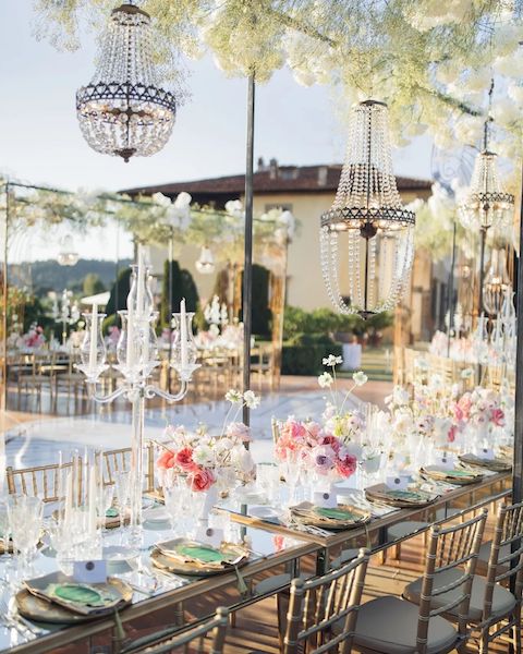 In questa immagine un allestimento per location matrimonio con maxi chandelier e dettagli lussuosi.