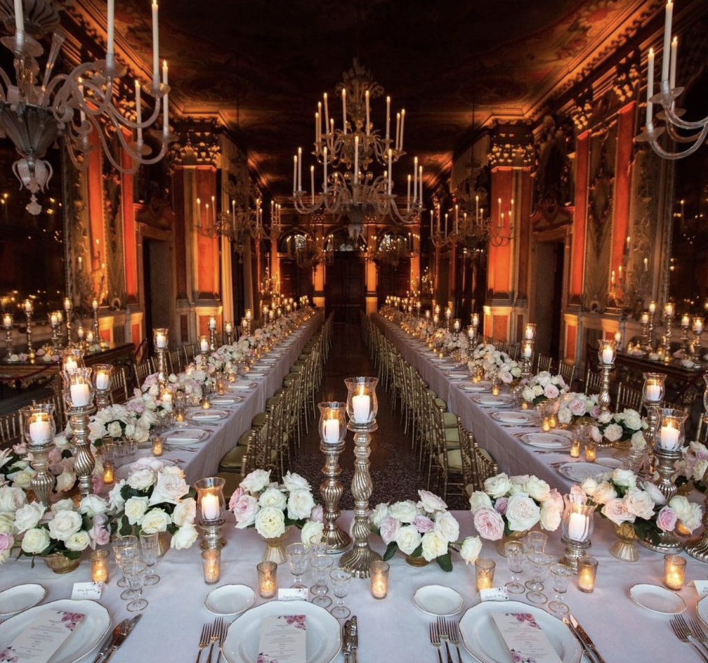 In questa immagine un allestimento per location da matrimonio dallo stile regale. 