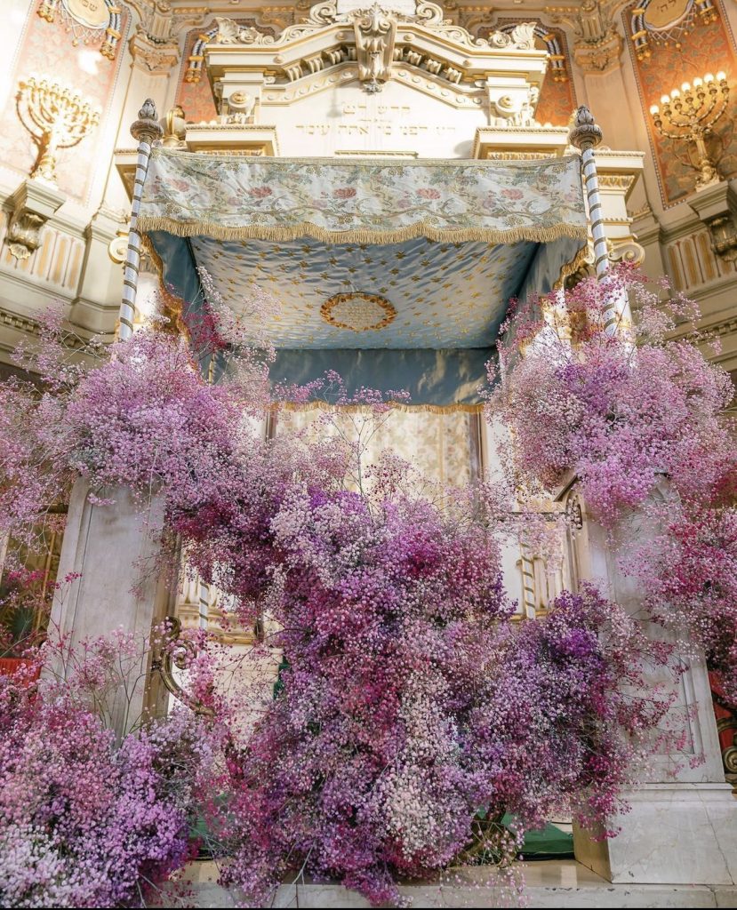 In questa immagine un allestimento da sogno con decorazioni di gypsophila nelle tonalità del rosa e del viola.