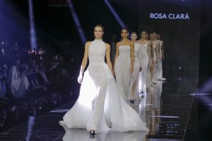 In questa foto un momento della sfilata di Rosa Clarà 2024, grandissima protagonista della BBFW 2023