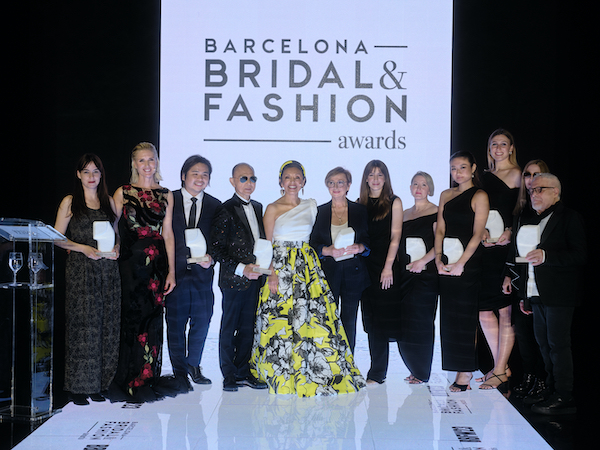 In questa foto un momento dei Barcelona Bridal & Fashion Award: la direttrice della BBFW, Albasarì Caro, insieme agli stilisti e ai brand vincitori dei premi