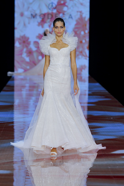 In questa foto una modella indossa un abito da sposa Modeca 2024, sulla passerella della BBFW 2023