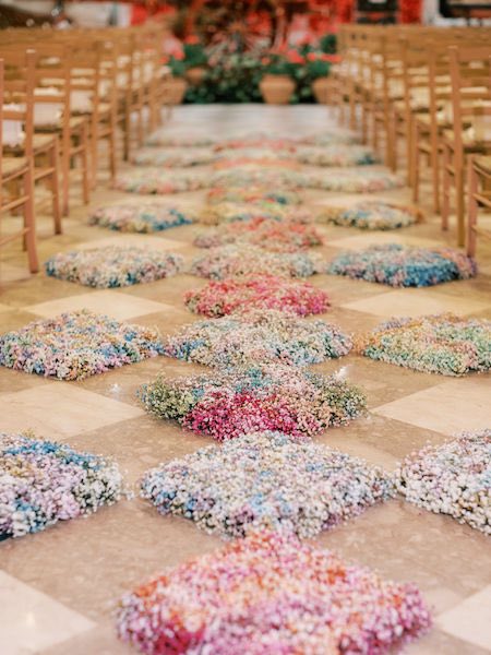 In questa foto una decorazione floreale a rombi per il pavimento, realizzata utilizzando la Gipsophyla colorata