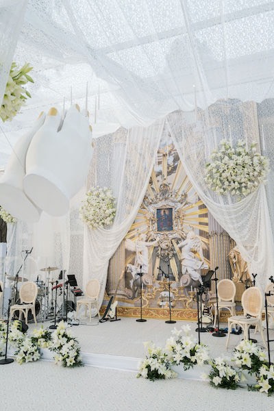 In questa foto un allestimento total white, con tocchi oro, che rimanda al mondo sacro, curato da Vincenzo Dascanio per la serata conclusiva di Engage 2023