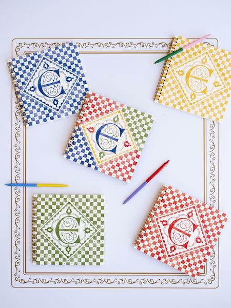 In questa foto notebook e penne con i colori tipici della tradizione siciliana: rosso, verde, giallo e blu