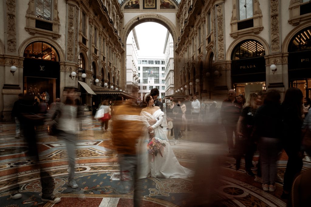 Una foto del matrimonio di Lucille e Ivano realizzata da Giuliano Lo Re alla Galleria Vittorio Emanuele II di Milano tra la folla