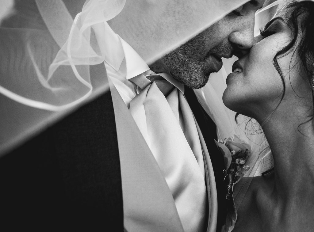 Una foto in bianco e nero del matrimonio di Alexandra ed Emanuele realizzata a Milano da Francesco Brunello