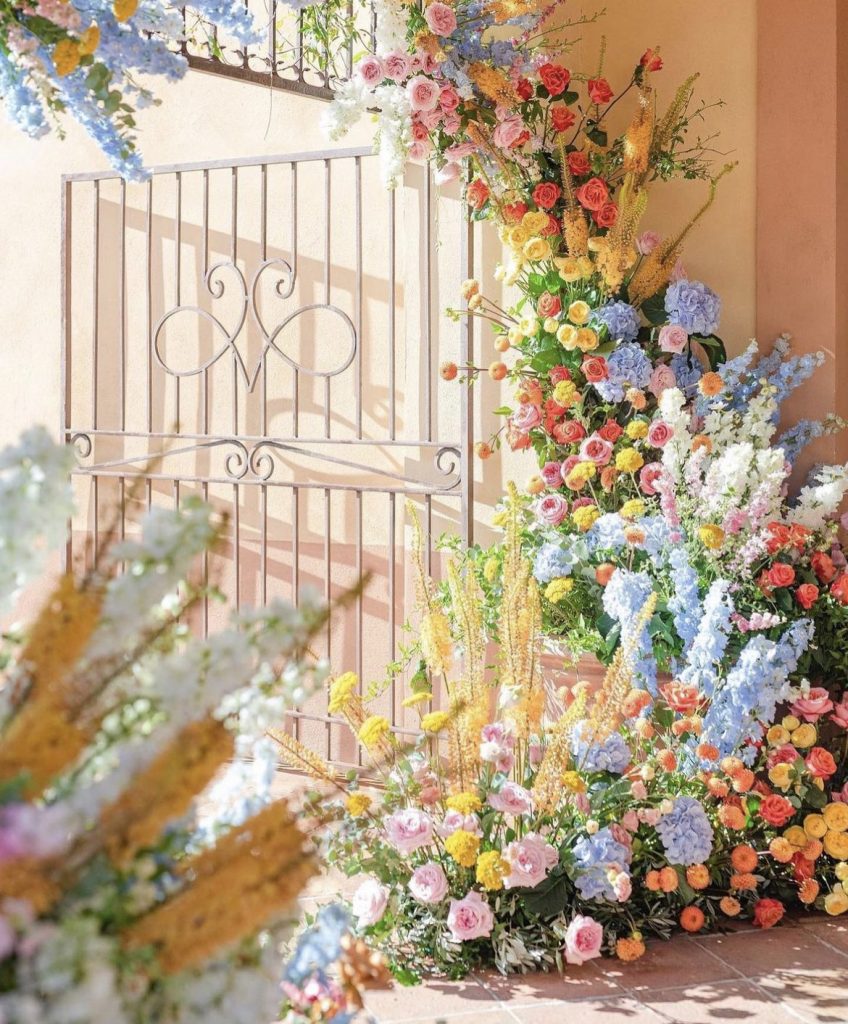 In questa immagine un allestimento per location matrimonio con fiori coloratissimi. 