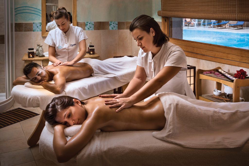 Una coppia si rilassa con un massaggio organizzato negli hotel Delphina con un viaggio per anniversario di matrimonio