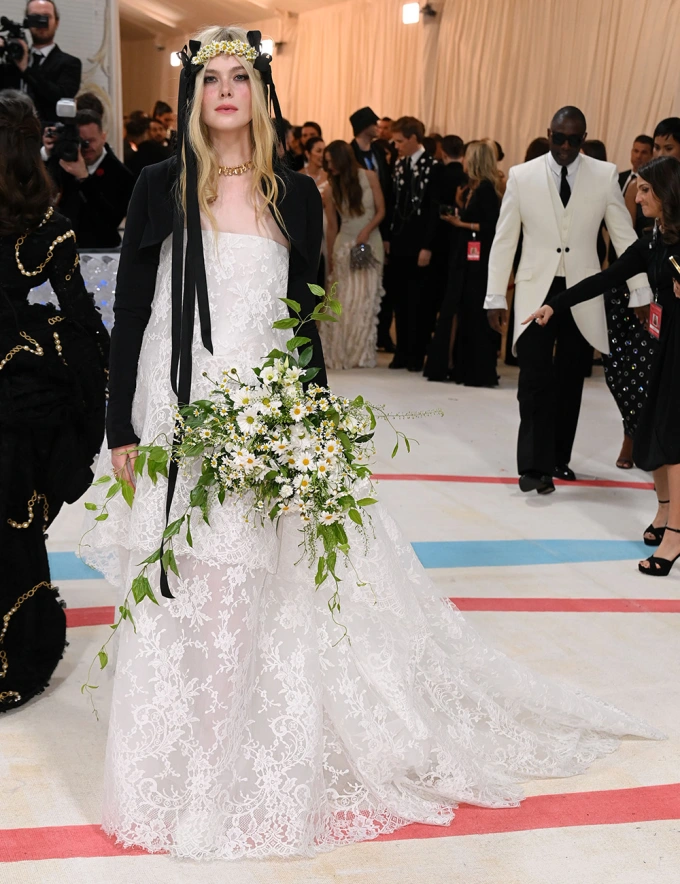 In questa foto Elle Fanning indossa un abito da sposa Vivienne Westwood 