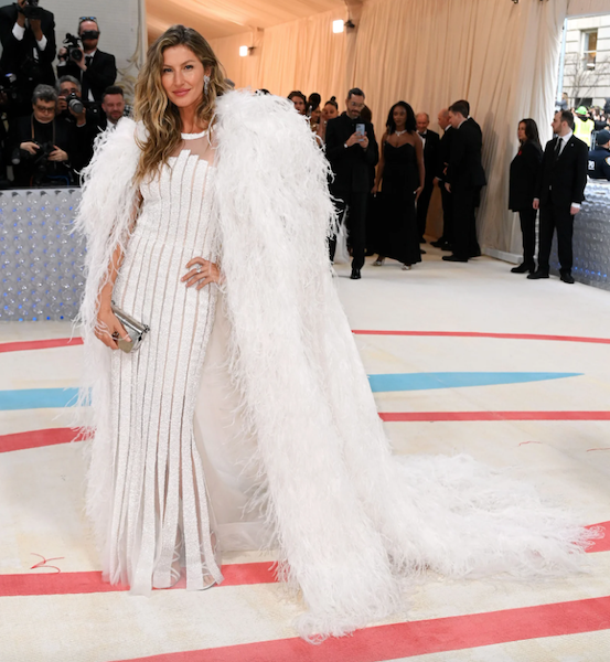 In questa foto Gisele Bündchen in uno Chanel bianco d'archivio: l'outfit per il Met Gala 2023, a New York