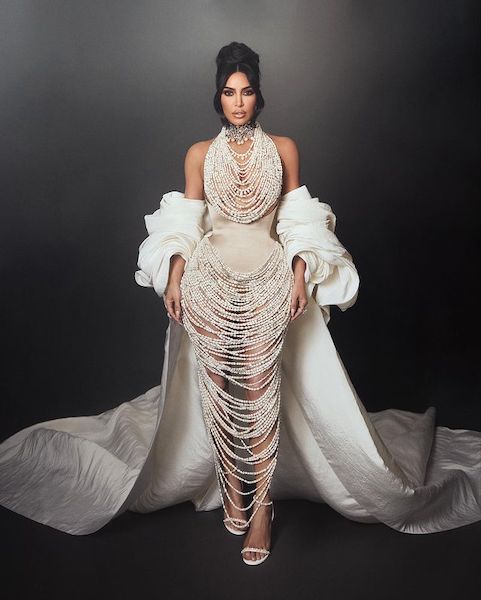 In questa foto Kim Kardashian in Schiaparelli