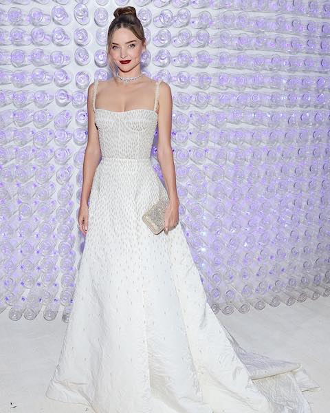 In questa foto Miranda Kerr indossa un abito Dior per la serata dei Met Gala 2023