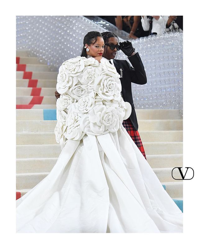 In questa foto Rihanna, sul red carpet del Met Gala, in Valentino