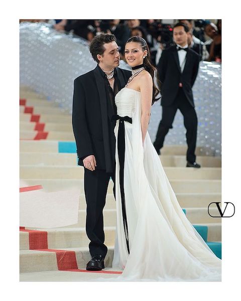 In questa foto Nicola Peltz Beckham indossa un Valentino sul red carpet del Met Gala 2023