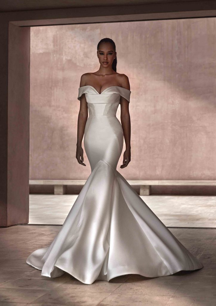 In questa immagine un abito a sirena minimal della nuova collezione sposa del brand spagnolo. 