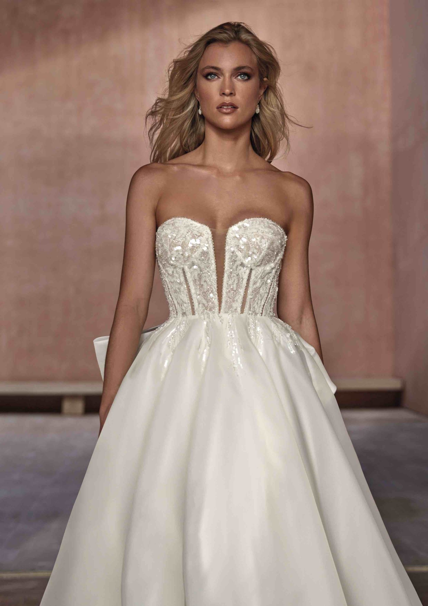 Pronovias 2024, svelati i primi abiti da sposa della linea “The Journey”